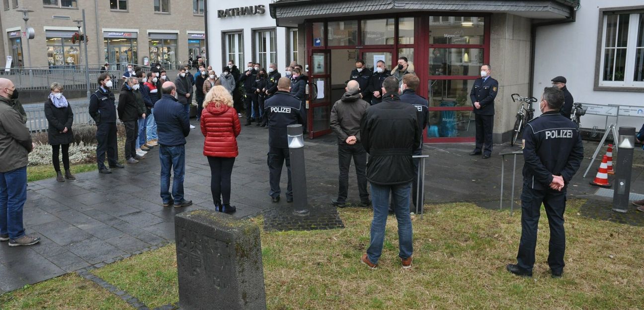 Beamtinnen und beamte der Polizeidirektion und der Polizeiinspektion Mayen gedachten den Opfern von Kusel mit einer Schweigeminute.