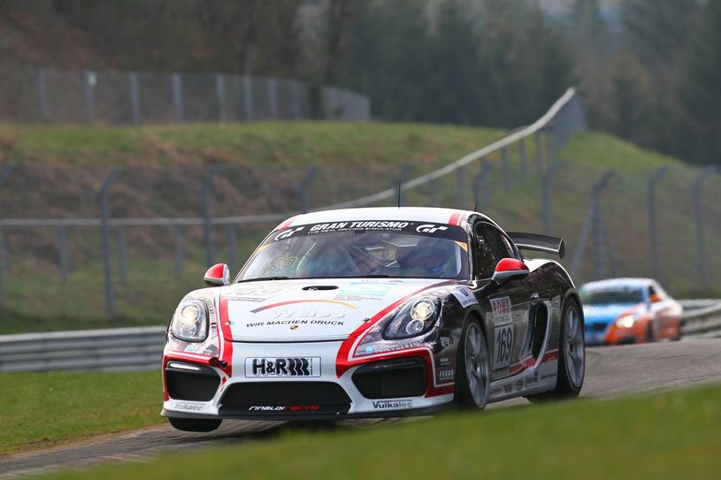 Im WochenSpiegel-Porsche Cayman GT4 starten René Offermann und Dirk Riebensahm. Foto: H.Elis/RACEPIX.eu