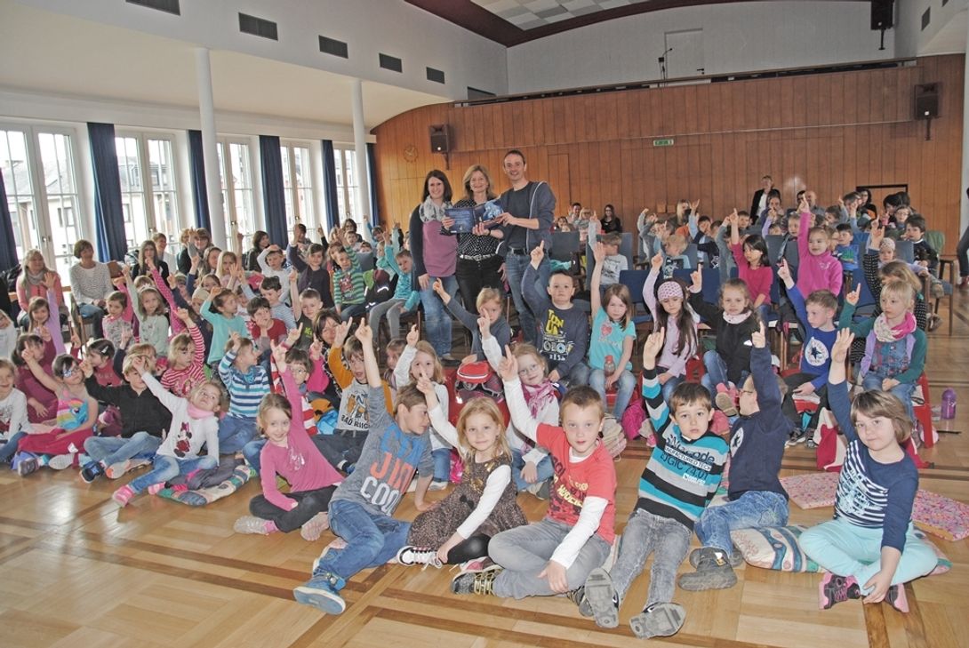 Anne Keuser von der Buchhandlung "Reuffel", die Beigeordnete Martina Luig-Kaspari und Autor Stefan Gemmel freuten sich über das große Interesse der jungen Zuhörer.