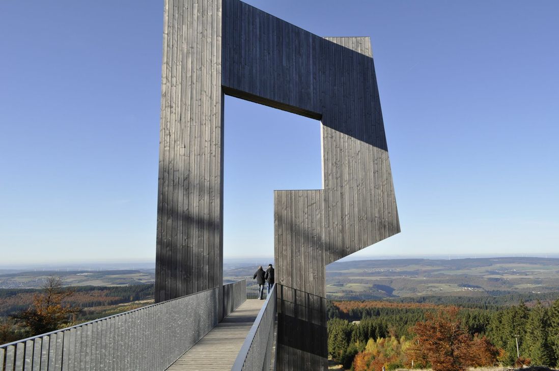Am Freitag und Samstag, 18. und 19. August, lässt die MoselBallonFiesta wieder einmal die »Leinen los«! 80 internationale Heißluftballonteams starten im Industriepark Region Trier in Föhren insgesamt dreimal zu spektakulären Wettfahrten. Samstag ist Familientag mit vielen Spielmodulen wie Hüpfburgen, Bogenschießen, Glücksrad, einer Motorshow mit Seitenwagengespannen und Slalomfahrern und die Zuschauer können den Fallschirmspringern zusehen. An beiden Abenden ist Live-Musik und Samstags der Night-Glow, das Glühen der Ballone zum Takt der Musik. www.moselballonfiesta.de