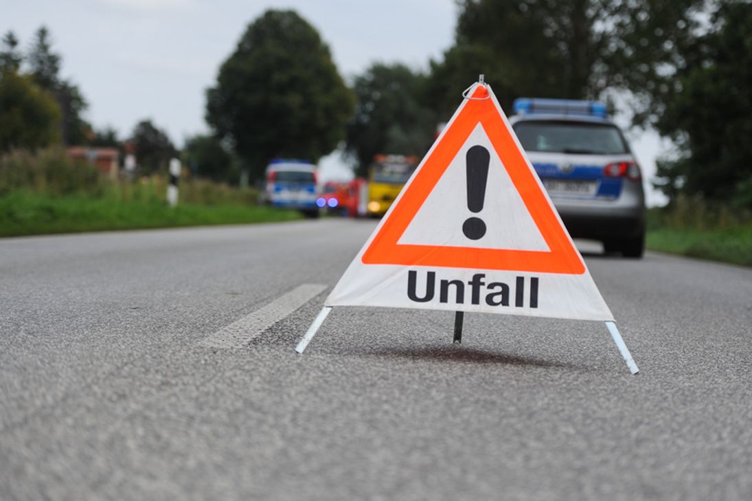 Lebensbedrohliche Verletzungen zog sich ein 16 Jahre alter Zweiradfahrer bei einem Unfall auf der Kreisstraße 45 zwischen Hergenfeld und Wallhausen zu.