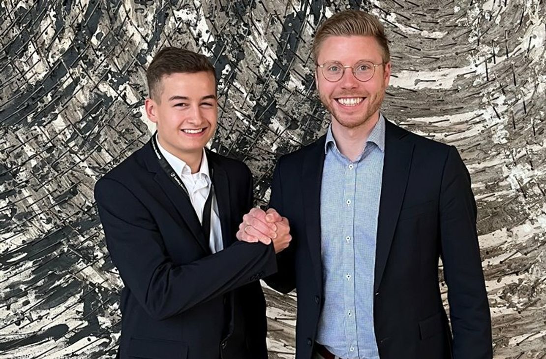 Daniel Scheen-Pauls (r.) lud Till Beißel aus Roetgen ein im Jugendlandtag die parlamentarische Arbeit zu erkunden.