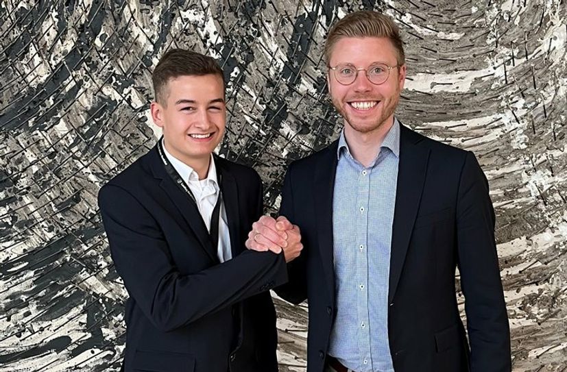 Daniel Scheen-Pauls (r.) lud Till Beißel aus Roetgen ein im Jugendlandtag die parlamentarische Arbeit zu erkunden.