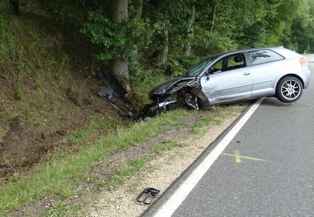 Der Audi kollidierte zunächst mmit einem Motorrad und anschließend mit einem Baum. Foto: Polizei