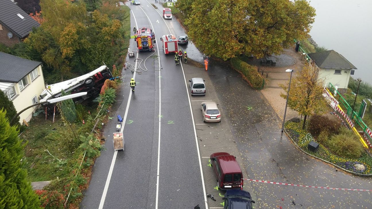 Der LKW kam von der Straße ab und stürzte vier Meter die Böschung hinab. Auf einem Flüssiggastank blieb er liegen.
