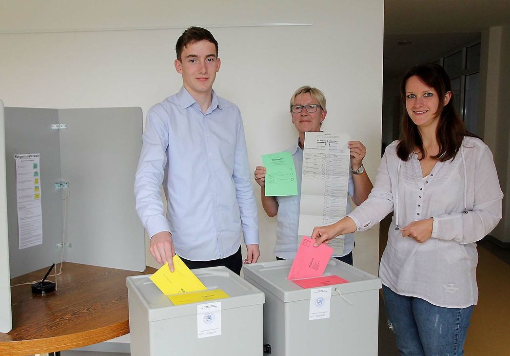 Sie haben mit der Doppelwahl in der Gemeinde Kall viel Arbeit gehabt: Michaela Kratz (v.r.), Irene Emons und Azubi Nicolas Pütz. Foto: Thomas Schmitz/pp