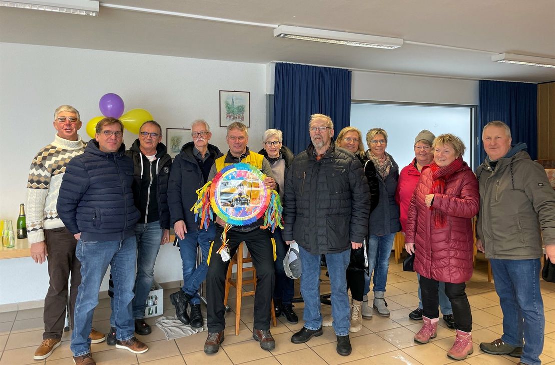 Mit so einer herzlichen Abschied der Dreiborner Bevölkerung hatte Rolf Bock (5. v.li.) sicher nicht gerechnet.