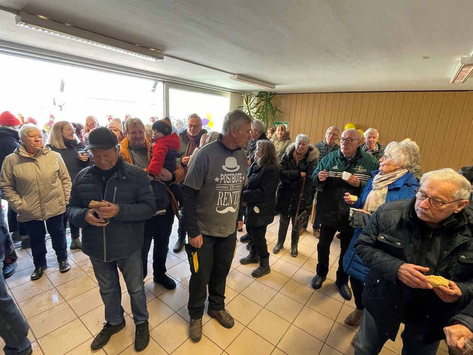Die Beteiligung der Dreiborner Bevölkerung bei der Verabschiedung "ihres" Postboten war sehr groß.