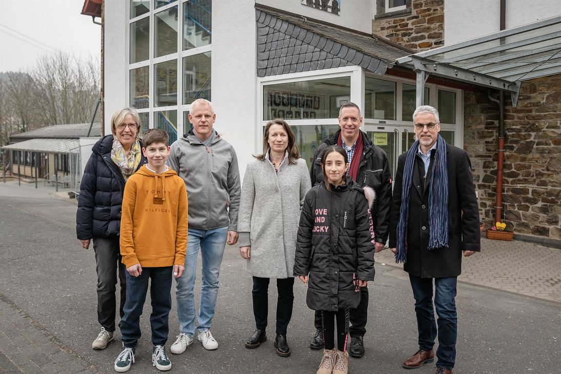 Förderschulrektor Dirk Hansen (3. v. l.) und Personalrätin Ulrike Neugebauer (l.) empfingen zusammen mit den Schülersprechern Jannis Börder (2. v. l.) und Rasan Zakhira (3. v. r.) die Delegation aus dem Kreishaus (Landrätin Cornelia Weigand in der Mitte, rechts davon Werkleiter Jörg Hamacher und Fachbereichsleiter Erich Seul) in der Burgweg-Schule Burgbrohl.