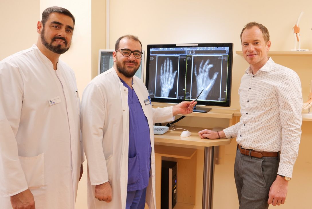 Mohamad Alchhabi, Leitender Oberarzt der Orthopädie, Unfall- und Handchirurgie am Kreiskrankenhaus Saarburg, bietet nun eine besondere Operationsmethode für Patient*innen mit solchen Problemen an, wenn die konservative medizinische Therapie nicht zum Erfolg führt.