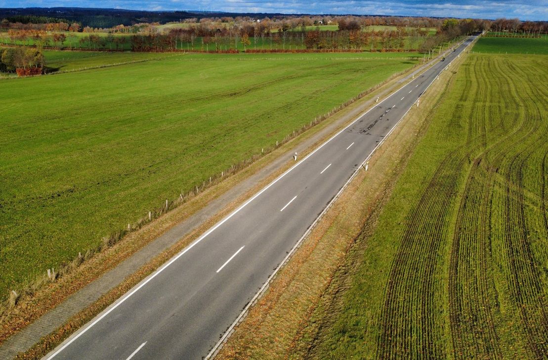 Der Radweg an der K26 zwischen Höfen und Rohren wird erneuert.
