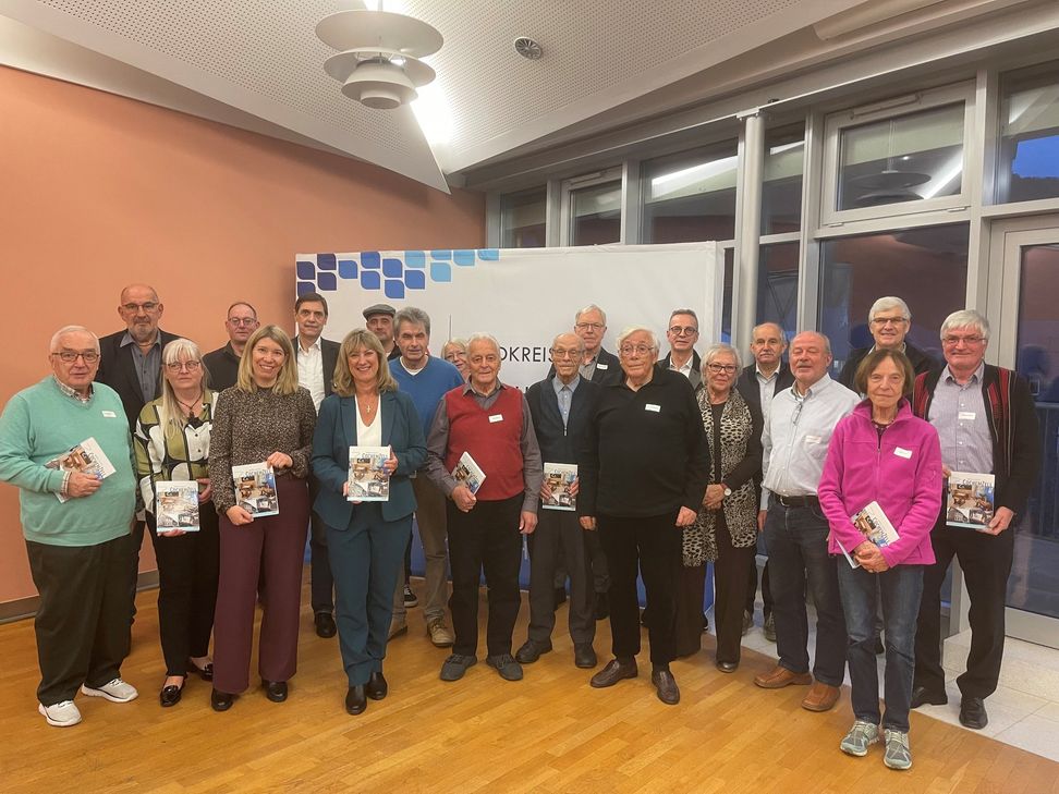 Zahlreiche ehrenamtliche Autorinnen und Autoren sorgen jedes Jahr dafür, dass im Heimatjahrbuch interessante Beiträge zu finden sind. Landrätin Anke Beilstein bedankte sich ausdrücklich bei ihnen dafür.