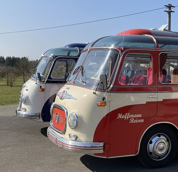 Zum Einsatz kommt stilecht passend ein Oldtimer-Bus aus den 1950er Jahren.