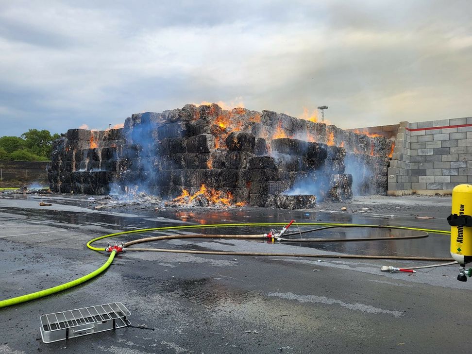 Großeinsatz auf dem Gelände der Smurfit Kappa Papierfabrik in Zülpich (das Foto spiegelt nicht den aktuellen Stand wider)