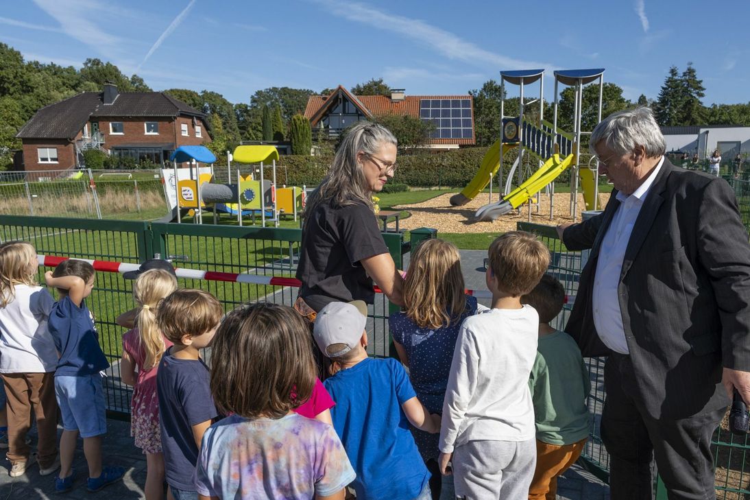 Großer Andrang von kleinen Kindern. Sie konnten es kaum abwarten, dass Ortsbürgermeisterin Nathalie Konias und Mechernichs stellvertretender Bürgermeister Günter Kornell die Tür zum neuen Spielplatz in Kommern-Süd öffneten.