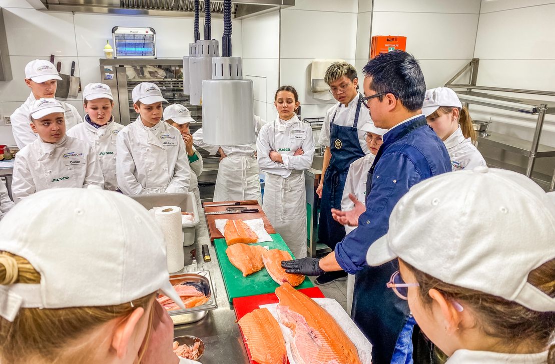 Präzise Arbeit:  Restaurantleiter Hoang Dinh Phuong zeigte den Kindern besondere Handgriffe, um die Gräten aus dem Fisch zu entfernen.