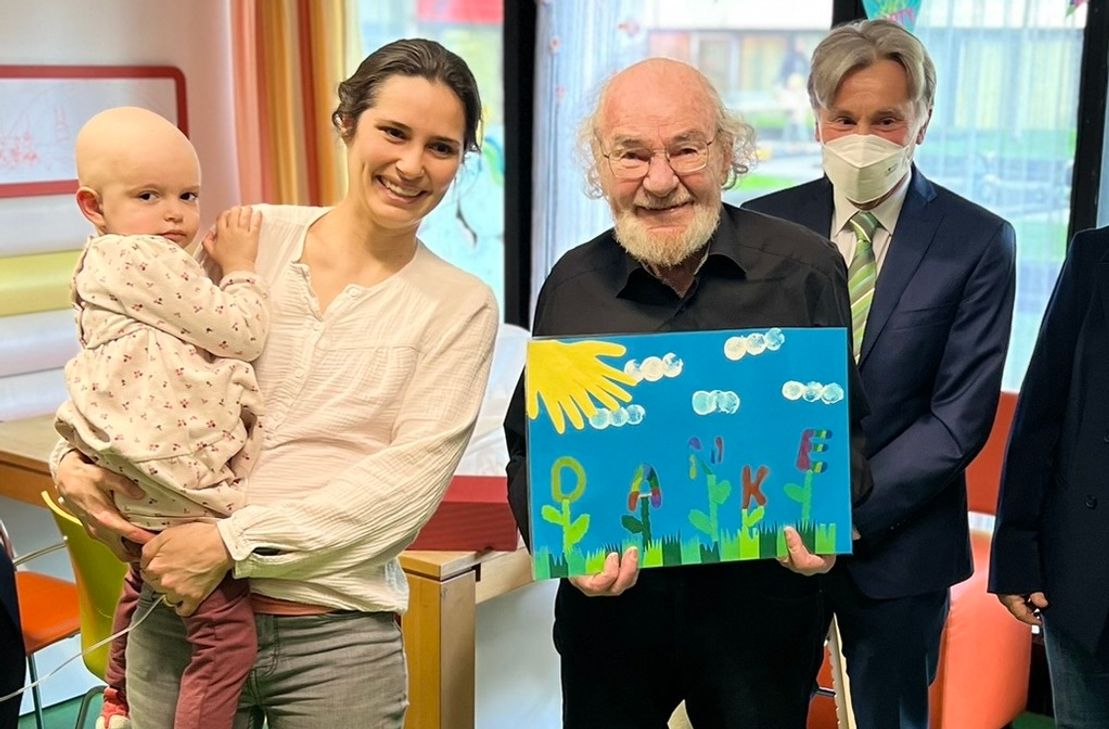 Reiner Jakobs strahlt, als er das Bild der kleinen Patientin in Empfang nimmt. Solche Momente geben dem »singenden Hirten« Kraft, sich weiter für krebskranke Kinder zu engagieren.