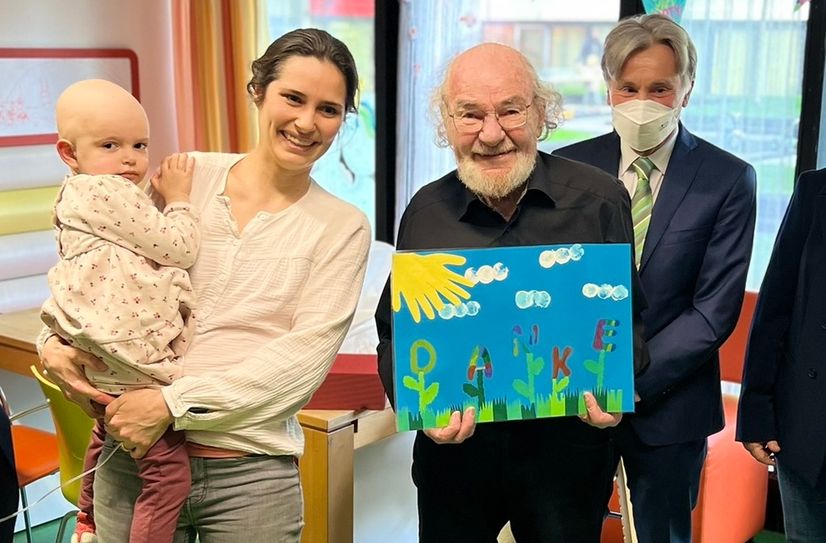 Reiner Jakobs strahlt, als er das Bild der kleinen Patientin in Empfang nimmt. Solche Momente geben dem »singenden Hirten« Kraft, sich weiter für krebskranke Kinder zu engagieren.