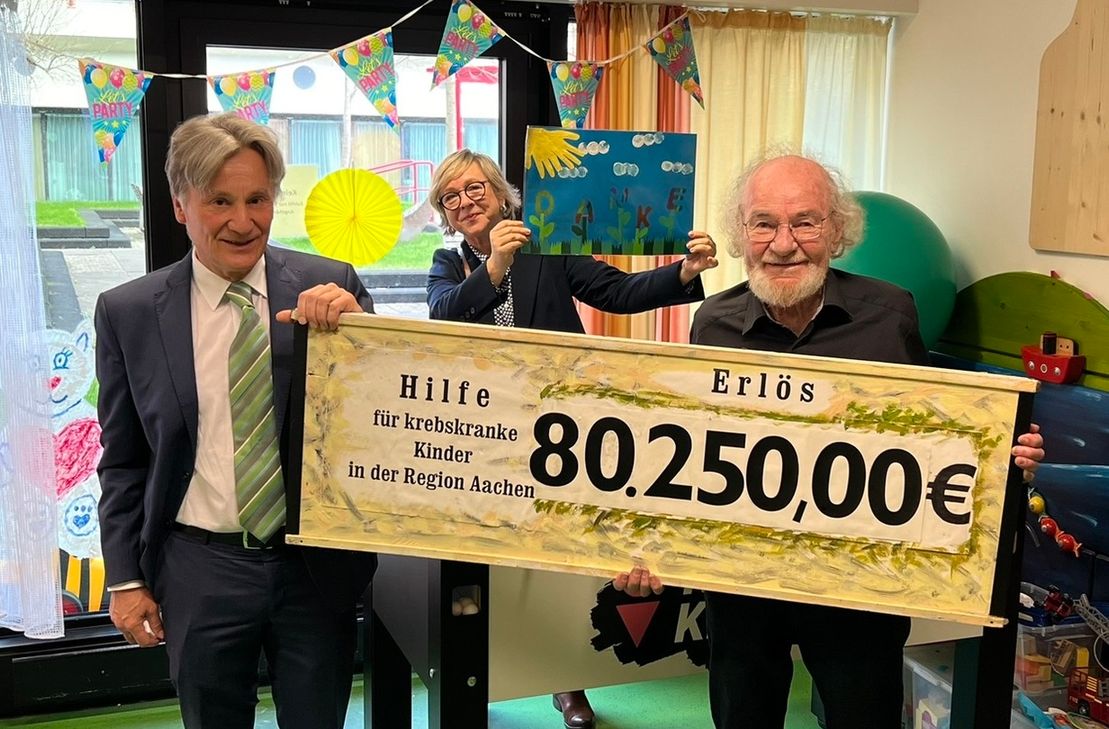 Reiner Jakobs singt nicht mehr und konnte doch stolze 80.250 Euro an den Förderkreis »Hilfe für krebskranke Kinder« übergeben. Prof. Dr. Udo Kontny und Susanne Göschel führten den »singenden Hirten« über die kinderonkologische Station im Klinikum.