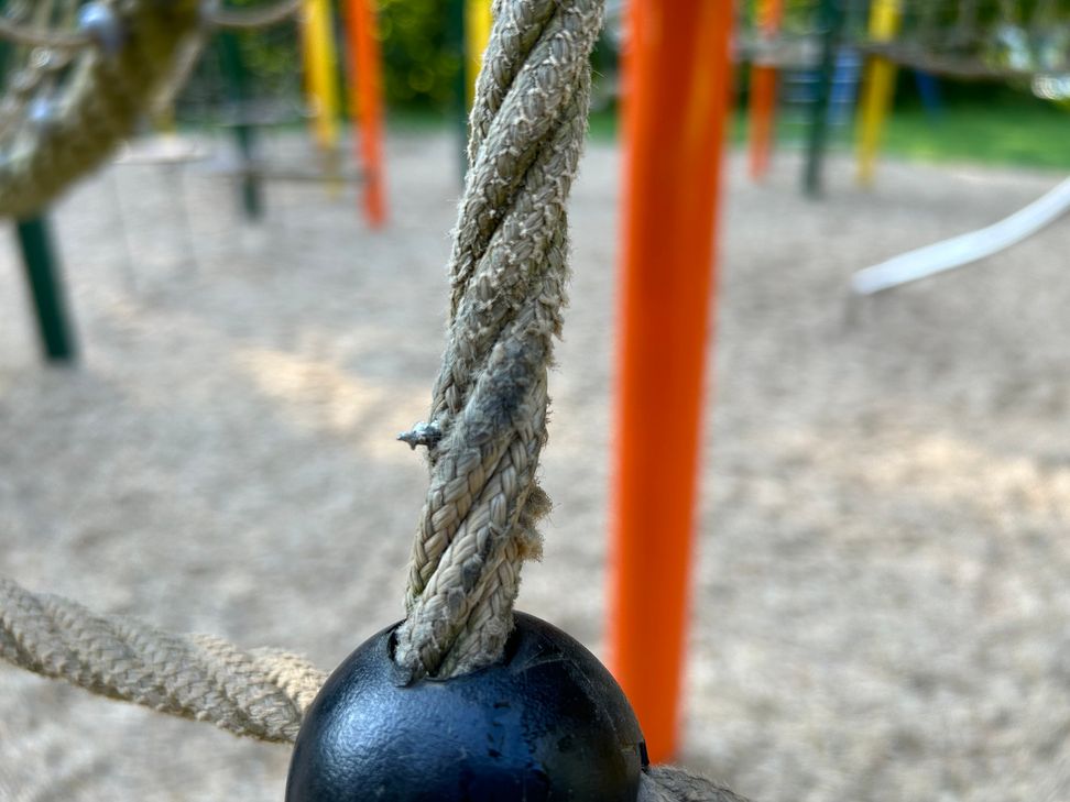 Auf dem Spielplatz im Kurpark Prüm wurde eine Schraube durch ein Seil am Kletternetz gedreht