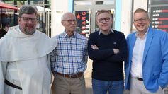 (v.l.). Pater Albert Seul (Wallfahrtskirche Klausen), Thomas Gabelin (Zeitzeuge), Louis Pawellek (Buchautor) und Tobias Marenberg (Wallfahrtskirche Klausen).