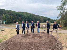 Symbolischer Spatenstich am Mühlensee in Kommern, der zu einem Hochwasserrückhaltebecken umgebaut werden soll. Zum Spaten griffen (v.li.): Achim Blindert (Allgemeiner Vertreter des Landrats), Michael Fingel (Bürgermeister Mechernich), Landrat Markus Ramers, Prof. Heinrich Schäfer (Vorstand des Erftverbands), Mario Dittmann (Stadtwerke Mechernich), Dr. Dietmar Jansen (Betriebsleiter Gewässer beim Erftverband) und Daniel Bittner (Abteilungsleiter Flussgebietsbewirtschaftung beim Erftverband).