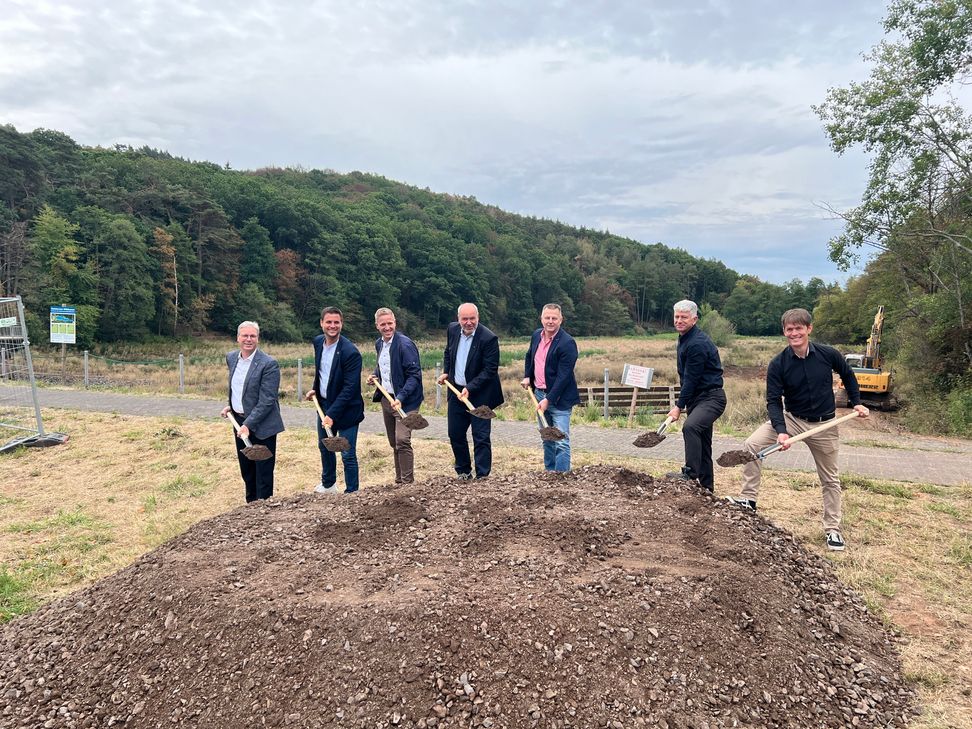 Symbolischer Spatenstich am Mühlensee in Kommern, der zu einem Hochwasserrückhaltebecken umgebaut werden soll. Zum Spaten griffen (v.li.): Achim Blindert (Allgemeiner Vertreter des Landrats), Michael Fingel (Bürgermeister Mechernich), Landrat Markus Ramers, Prof. Heinrich Schäfer (Vorstand des Erftverbands), Mario Dittmann (Stadtwerke Mechernich), Dr. Dietmar Jansen (Betriebsleiter Gewässer beim Erftverband) und Daniel Bittner (Abteilungsleiter Flussgebietsbewirtschaftung beim Erftverband).