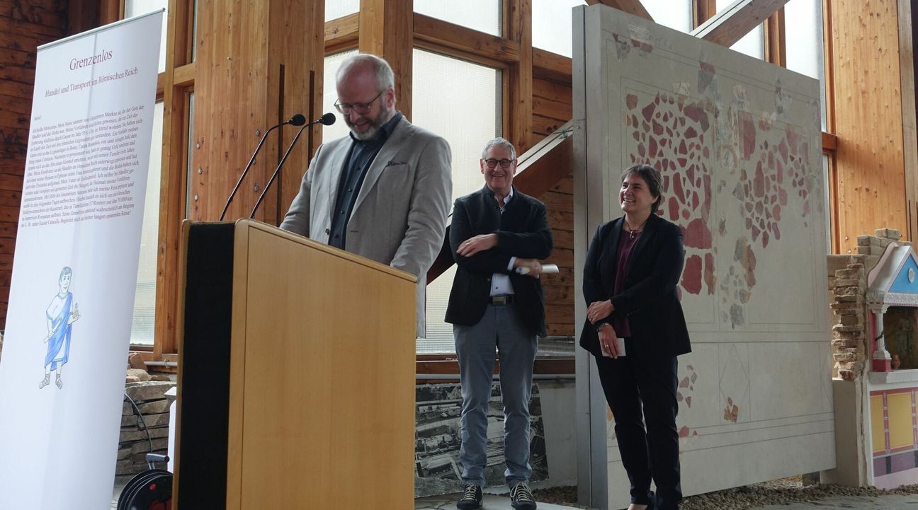 Museumsleiter Dr. Hubertus Ritzdorf, Zweckververbandsvorsteher Peter Diewald und Generaldirektorin Dr. Heike Otto eröffnen die Sonderausstellung "Grenzenlos - Handel und Transport im Römischen Reich.