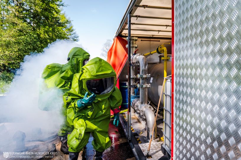 Arbeiten am Container „Gefahrstoff“ des Rhein-Hunsrückkreises.