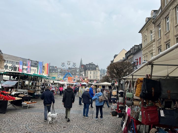 Der Halbfastenmarkt lockt zahlreiche Besucher mit vielfältigen Angeboten in die Mayener Innenstadt.