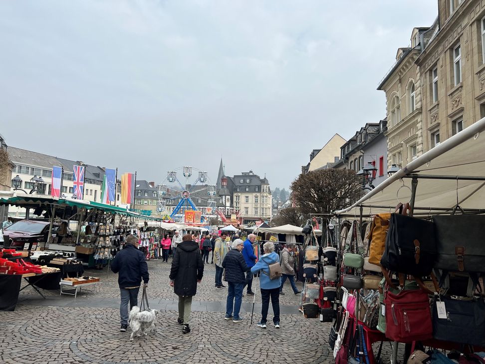 Der Halbfastenmarkt lockt zahlreiche Besucher mit vielfältigen Angeboten in die Mayener Innenstadt.