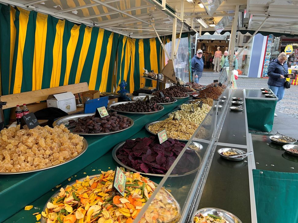 Naschereien für zwischendurch: Der Halbfastenmarkt bietet auch zahlreiche Stände, die sich um das leibliche Wohl der Gäste kümmern.