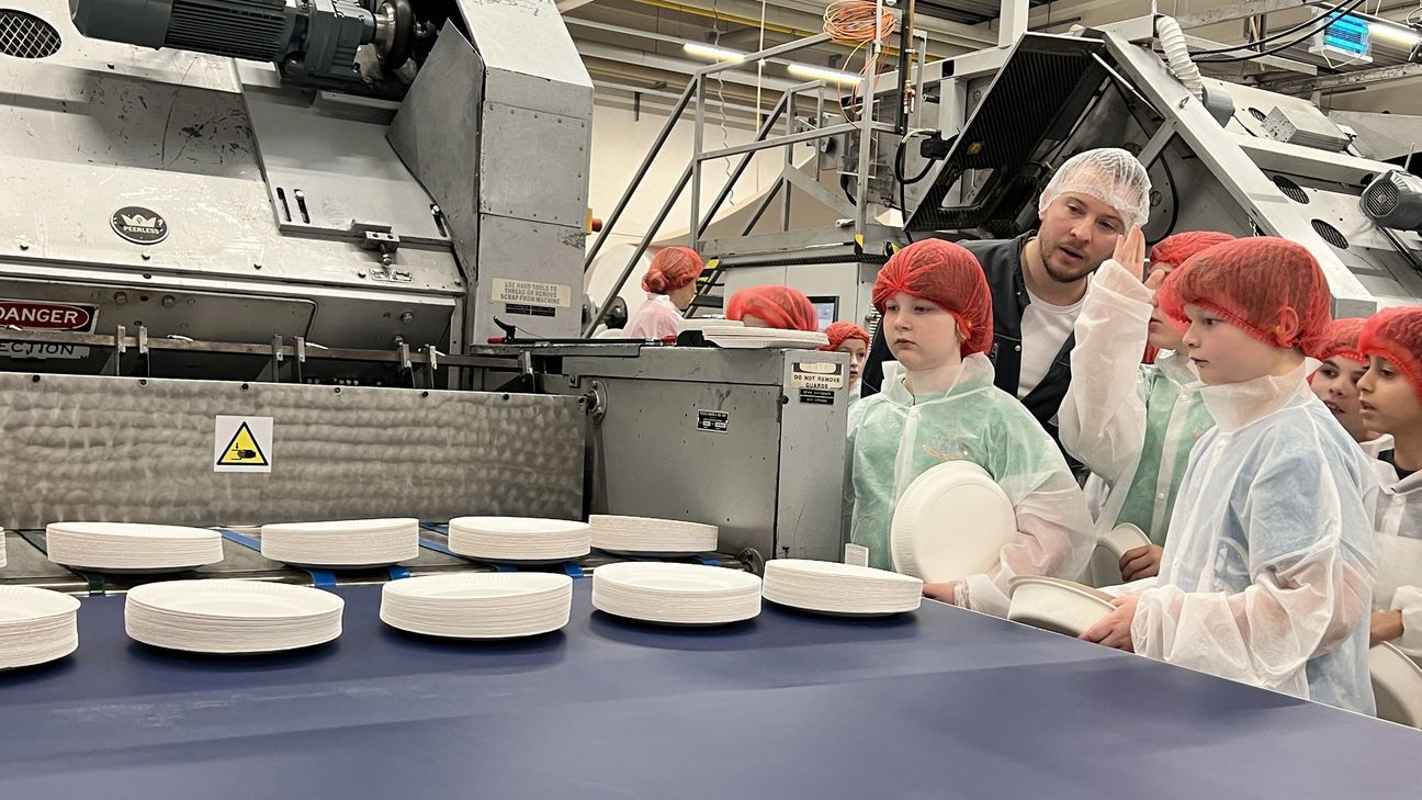 Die Teller kommen aus der Maschine.