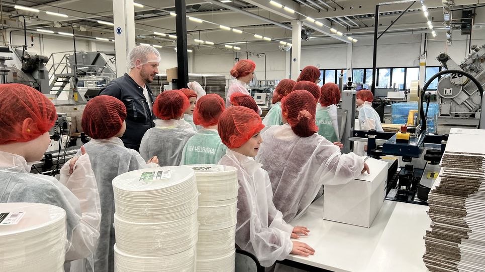 Die Schüler durften unter der Aufsicht von Niklas Hanf auch selbst beim Verpacken von Papptellern anpacken.