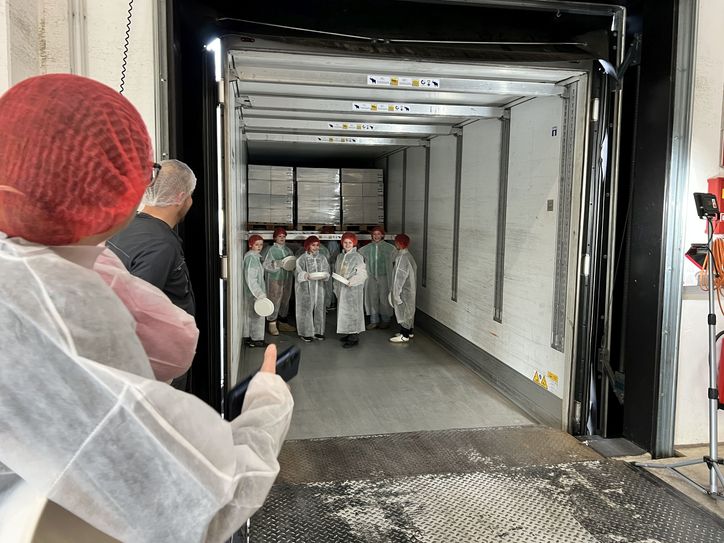 ... und hinein in den Bauch des Lkw ...