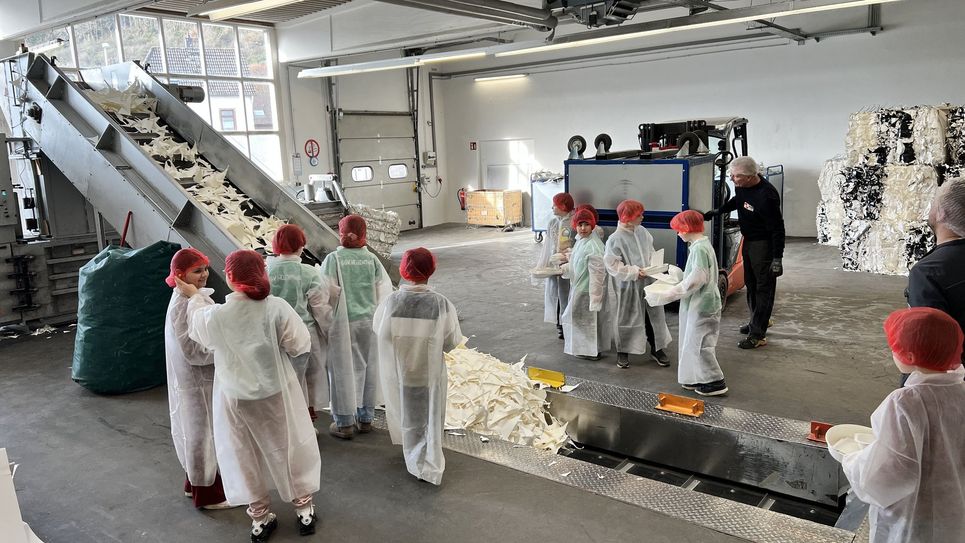 Die Papierabfälle werden gepresst, gebündelt und wieder dem Wertstoffkreislauf zugefügt.