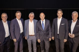 Vertreterversammlung der Volksbank Trier Eifel in der Stadthalle Bitburg (von links nach rechts: Vorstand Michael Simonis, Vorstand Alfons Jochem, stell. Aufsichtsratsvorsitzender Dieter Nahrings, Aufsichtsratsvorsitzender Gerrit Strotmann, Vorstand Peter Michels, Vorstand Andreas Theis)