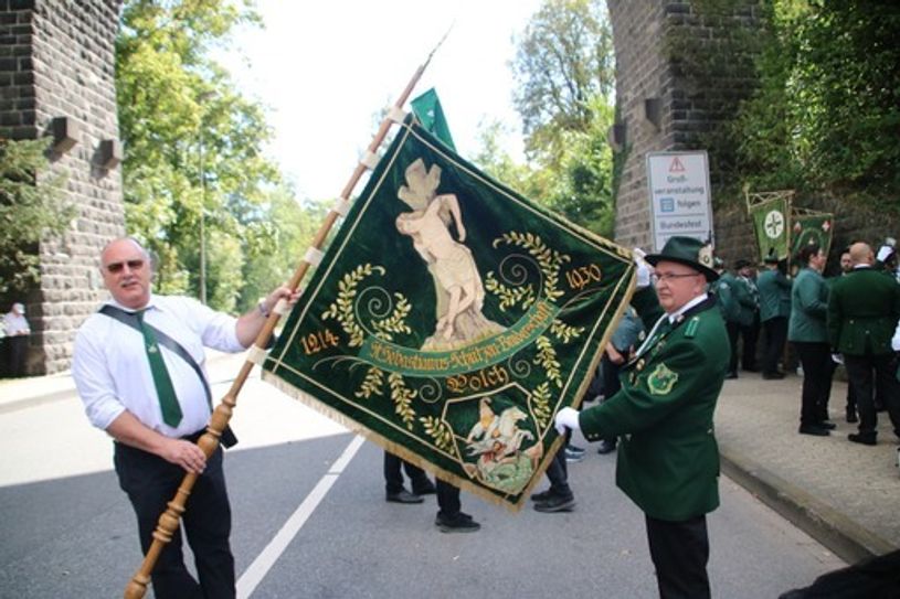 Vor dem Start es Festumzuges am Viadukt.