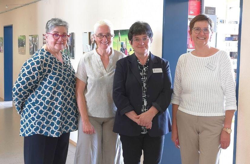 Freuen sich über die Eröffnung der Fotoausstellung "ALTERSLEUCHTEN" in der städtischen Bibliothek Bitburg: (v.l.) Sabine Rodermann, Uli Beuttler, Edith Baur und Renate Humble