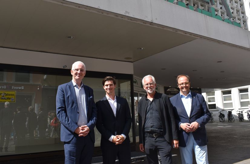 Von links nach rechts: Oberbürgermeister Wolfram Leibe, Geschäftsführer von ReDevelop und MRE Lennard Maas, Gründer von Maas & Architekten Michael Maas und Dezernent Ralf Britten.