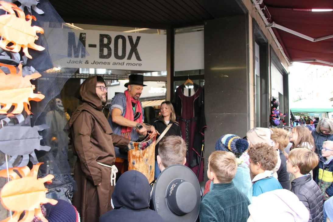 Unterhaltung im gesamten Brückenviertel.