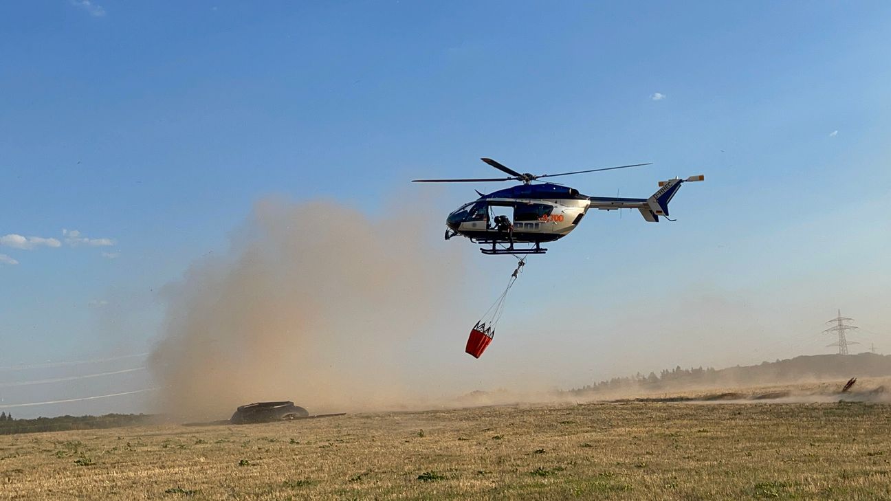 Ein Polizeihubschrauber unterstützt zur Stunde die Löscharbeiten in Greimersburg
