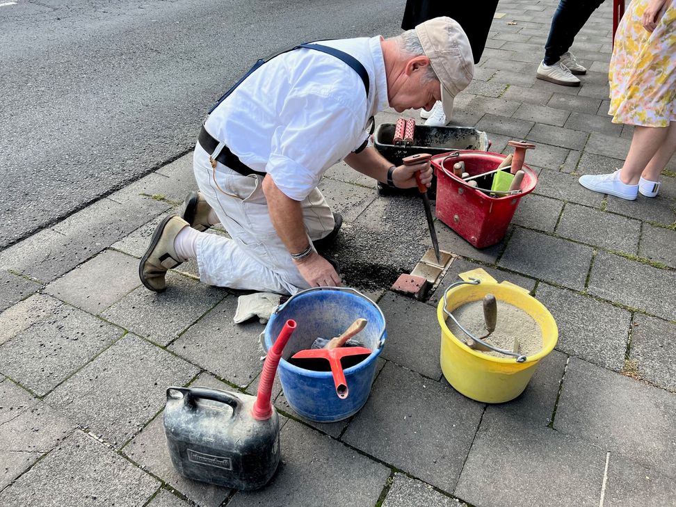 Frank-Matthias Mann verlegt zwei der sieben Stolpersteine in der Kelberger Straße.
