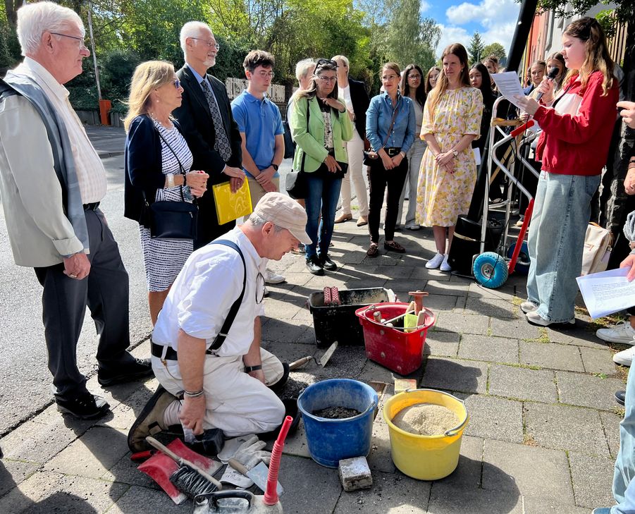 Schülerinnen und Schüler stellen die Lebensgeschichten der Menschen vor, deren Namen künftig auf den Stolpersteinen in Mayen zu lesen sind.