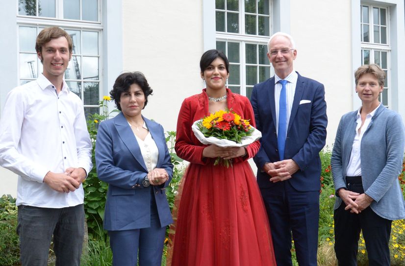 OB Wolfram Leibe (2. v. r.) begrüßt die designierte Weinkönigin Melika Zare (Mitte), die mit ihrer Mutter Zoleykha Zare (2. v. l.) sowie Christine Becker (r.) und Felix von Nell (l.) als Vertreter der Trier-Olewig Event GbR zum Antrittsbesuch ins Rathaus gekommen war.