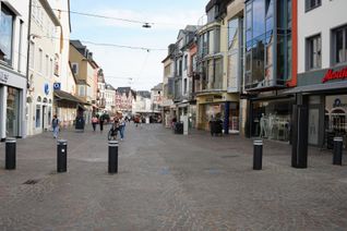 Zu den Sicherheitsvorkehrungen gehören unter anderem feste und mobile Sperren gegen Fahrzeugangriffe so wie hier in Trier.