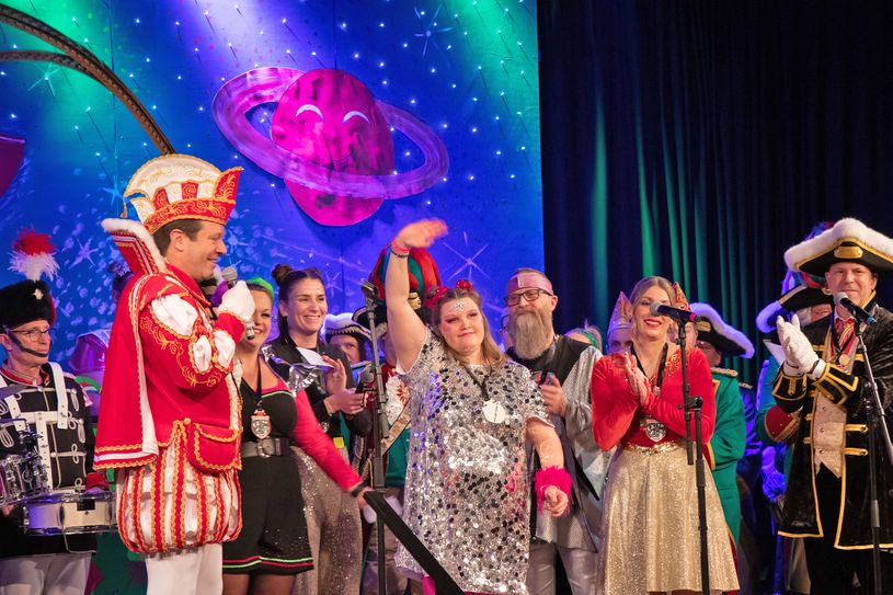 Prinz Alexander I. überreicht Virginia Sauerborn, Mitglied des Elferrats und Bewohnerin im Caritas Zentrum, den Prinzenorden.