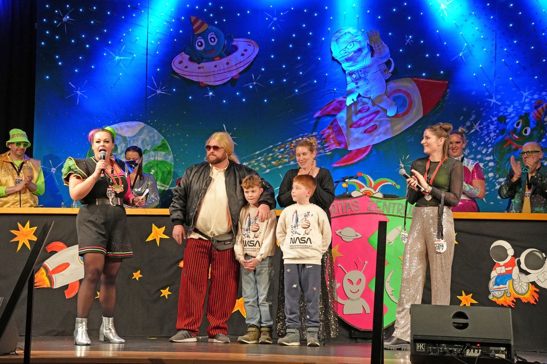 Sitzungspräsidentin Meike Schaab (links) bedankt sich bei Igel & Söhne für die Herstellung der Sitzungsorden.