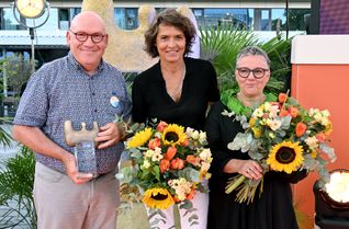 Heideline und Hermann Becker mit Schauspielerin Ulrike Folkerts (Mitte) bei der Verleihung der Ehrensachepreise 2026.