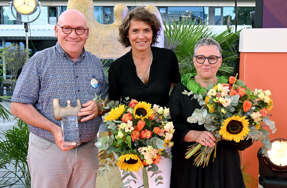 Heideline und Hermann Becker mit Schauspielerin Ulrike Folkerts (Mitte) bei der Verleihung der Ehrensachepreise 2026.